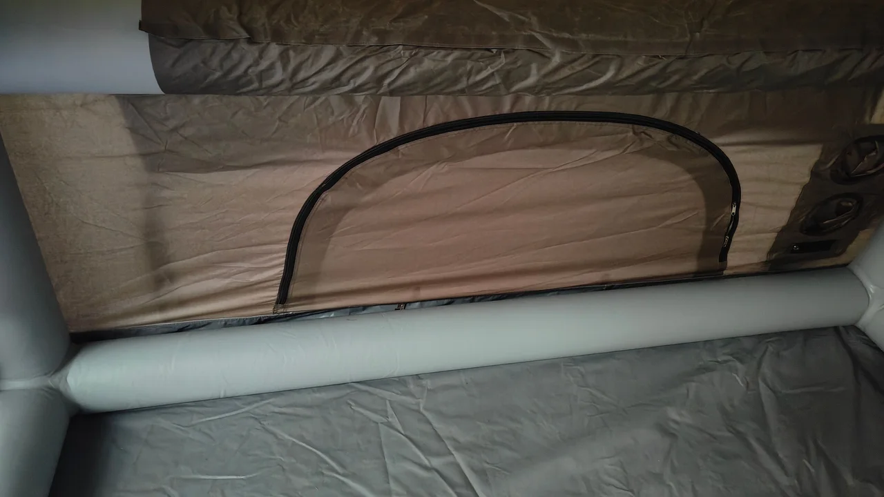 Low-level mesh opening inside a compact inflatable lodge